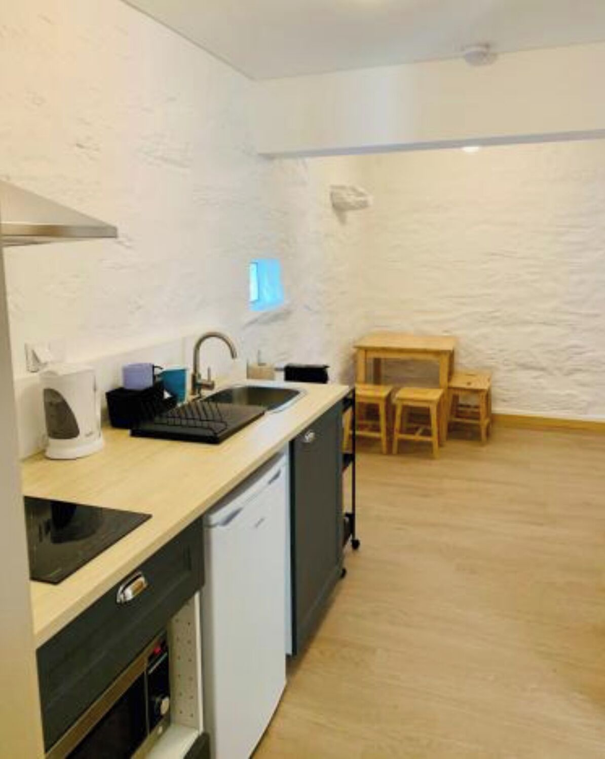 Frigorífico, microondas, placa de cocina y cafetera o tetera