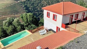 A villa with a swimming pool, red-roofed terrace, and a view of terraced fields. - Terraços do Távora - 2 Bedroom Apartment (Barcos)