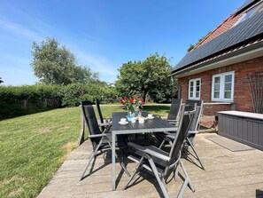 Outdoor dining - Dat groote Diekhuus - whirlpool, terrace, fenced garden, sauna, beach chair (Rodenäs)