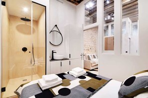 2 bedrooms, desk, iron/ironing board, WiFi