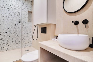 Douche, sèche-cheveux, serviettes fournies