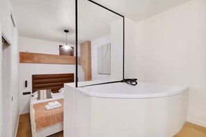 3 bedrooms, desk, iron/ironing board, WiFi