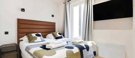 3 Schlafzimmer, Schreibtisch, Bügeleisen/Bügelbrett, WLAN