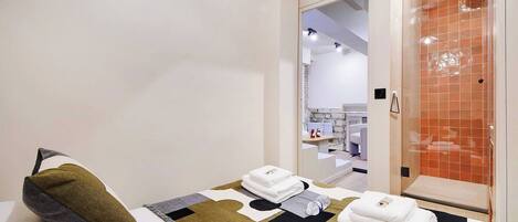 3 bedrooms, desk, iron/ironing board, WiFi