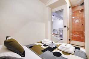 3 bedrooms, desk, iron/ironing board, WiFi