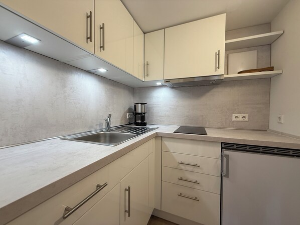 Fridge, stovetop, dishwasher, coffee/tea maker