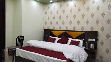 Deluxe dubbelrum - utsikt mot staden | Skrivbord, arbetsyta för laptop och gratis wi-fi