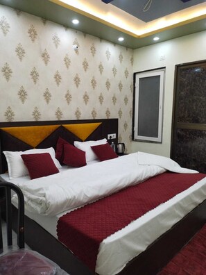 Dobbeltrom – deluxe, byutsikt | Skrivebord, skrivebord for bærbar PC og wi-fi (inkludert)