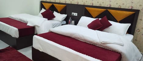 Chambre Deluxe double, vue sur la ville | Bureau, espace de travail pour ordinateurs portables