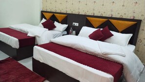 Dobbeltrom – deluxe, byutsikt | Skrivebord, skrivebord for bærbar PC og wi-fi (inkludert)