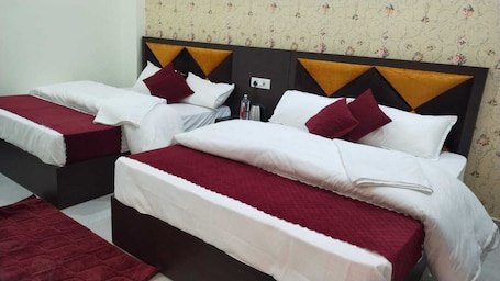 Escritorio, espacio para trabajar con laptop y wifi gratis