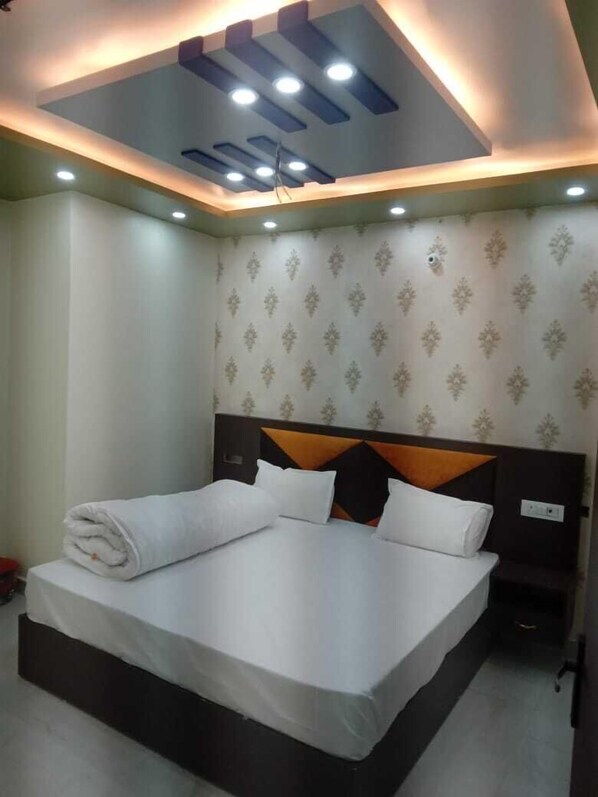 Dobbeltrom – deluxe, byutsikt | Skrivebord, skrivebord for bærbar PC og wi-fi (inkludert)