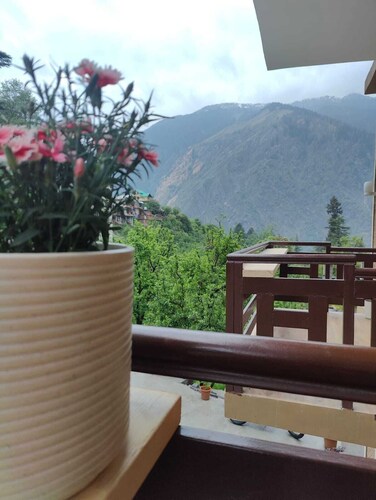 Spacious 6-bedroom house with AC, WiFi in charming Sajla, Manali Road