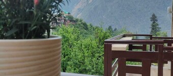 Spacious 6-bedroom house with AC, WiFi in charming Sajla, Manali Road