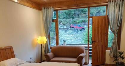 Spacious 6-bedroom house with AC, WiFi in charming Sajla, Manali Road