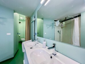Shower, hair dryer, bidet, towels