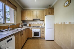 Fridge, microwave, oven, coffee/tea maker