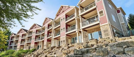 Un hôtel à plusieurs étages, doté de balcons et d’une façade en pierre.