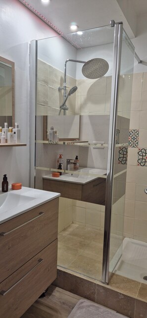 Douche, sèche-cheveux, serviettes fournies, savon