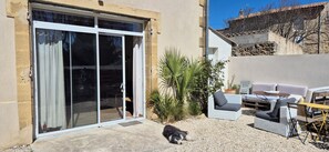 Outdoor dining - Beautiful new suite in century-old Provencal farmhouse in village center. Animal welcome (Pélissanne)