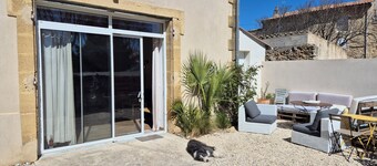 Beautiful new suite in century-old Provencal farmhouse in village center. Animal welcome