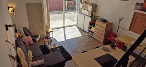 Smart-TV, DVD-Player, Bücher, Videothek