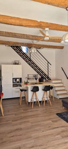 Beautiful new suite in century-old Provencal farmhouse in village center. Animal welcome