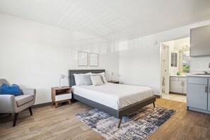 Schreibtisch, Bügeleisen/Bügelbrett, Reisekinderbett, kostenloses WLAN