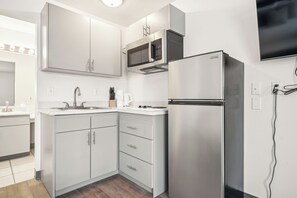 Frigorífico, microondas, horno y placa de cocina