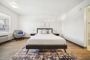 Bureau, fer et planche à repasser, lit parapluie, Wi-Fi gratuit