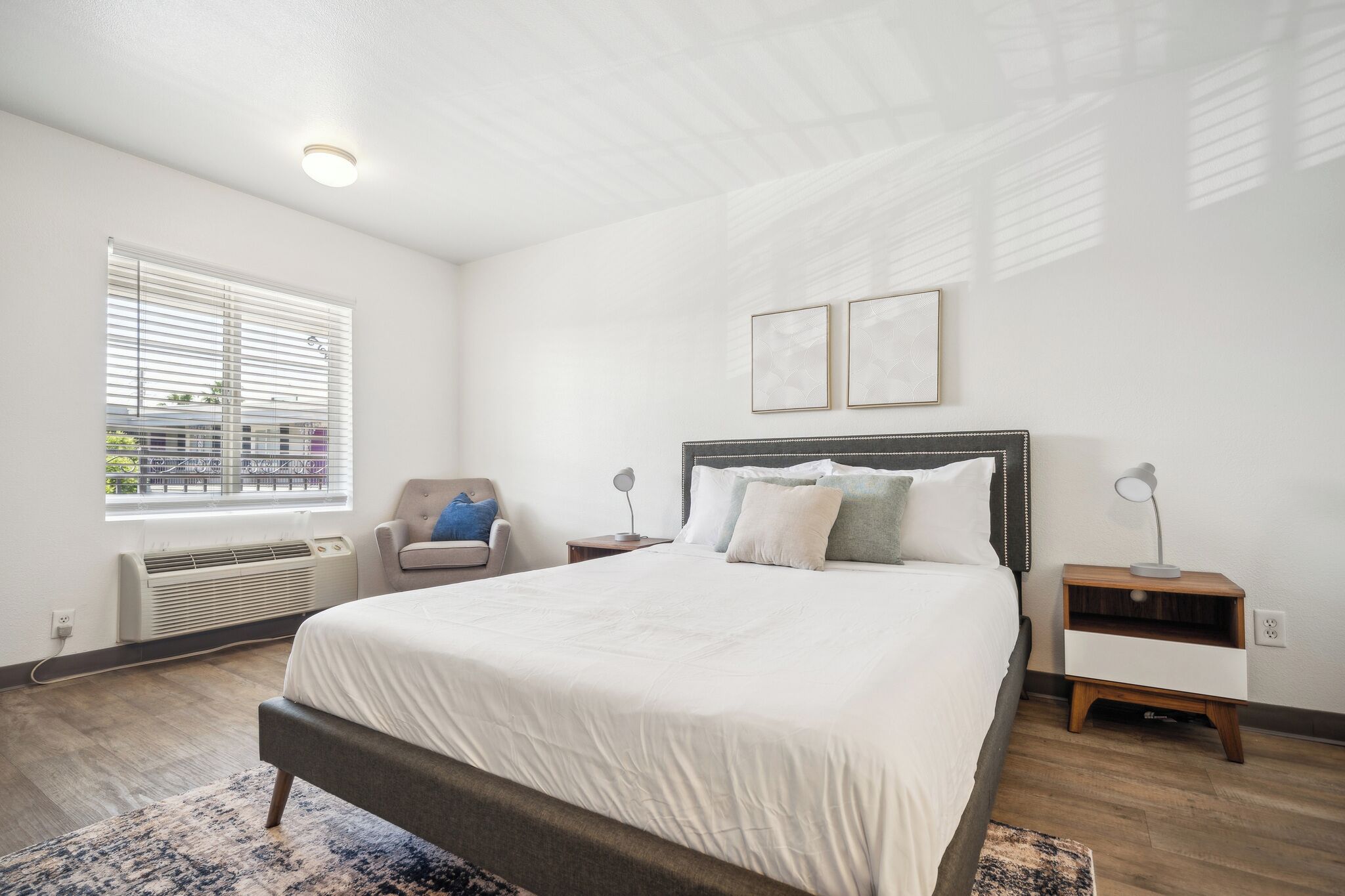 Bureau, fer et planche à repasser, lit de bébé portatif