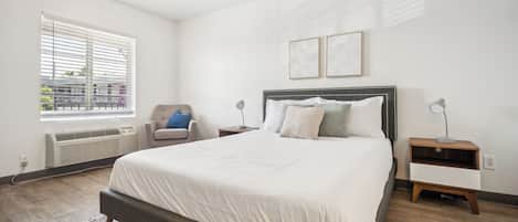 Bureau, fer et planche à repasser, lit de bébé portatif