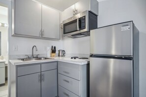 Frigorífico, microondas, horno y placa de cocina