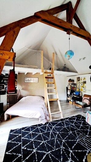 4 bedrooms, iron/ironing board, WiFi