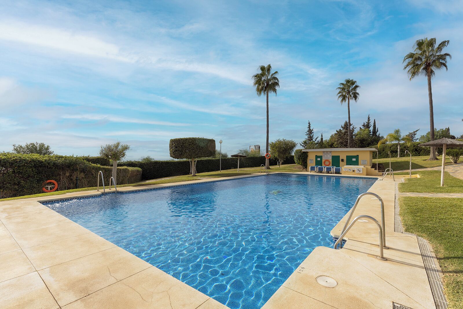 Una piscina al aire libre