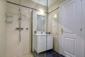 Shower, hair dryer, bidet, towels