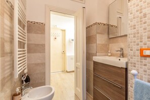 Apartment, 1 Bedroom, Balcony, Garden View | Bathroom