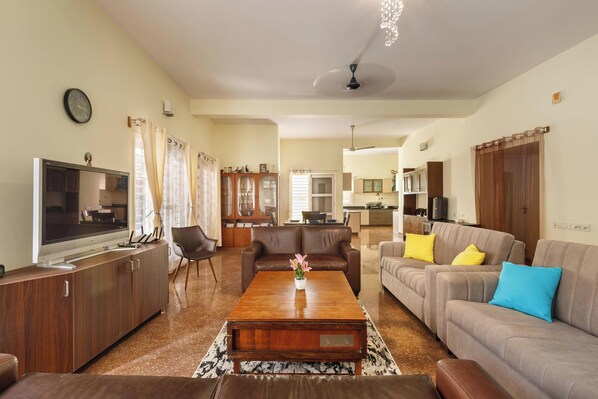 Villa (3 Bedrooms) | Opholdsområde | Tv