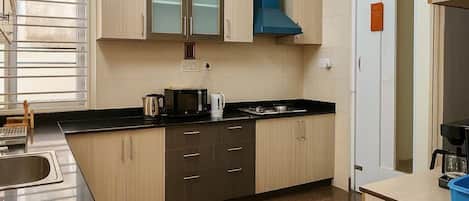 Villa (1 Bedroom) | Private kitchen | Microwave, oven, blender