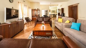 Villa (1 Bedroom) | Área de sala de estar | Televisión de 66 pulgadas con canales digitales 