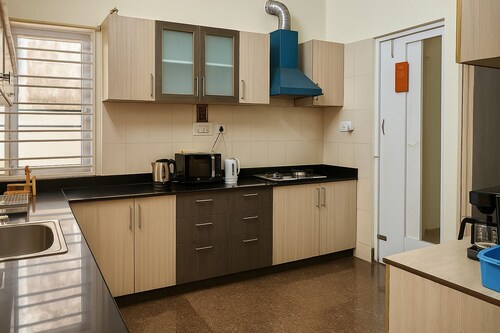 Cedar Wood Villa by Redolive