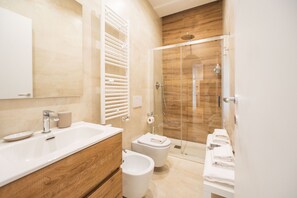 Regadera, secadora de cabello, bidet 