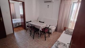 Căn hộ (One Bedroom Apartment with Balcony(2)) | Phòng khách | TV màn hình phẳng 32-inch có truyền hình cáp