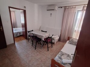 Apartamento (One Bedroom Apartment with Balcony(2)) | Sala de estar | TV de tela plana 32 polegadas com canais a cabo