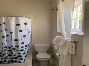 Haartrockner, Handtücher, Seife, Toilettenpapier