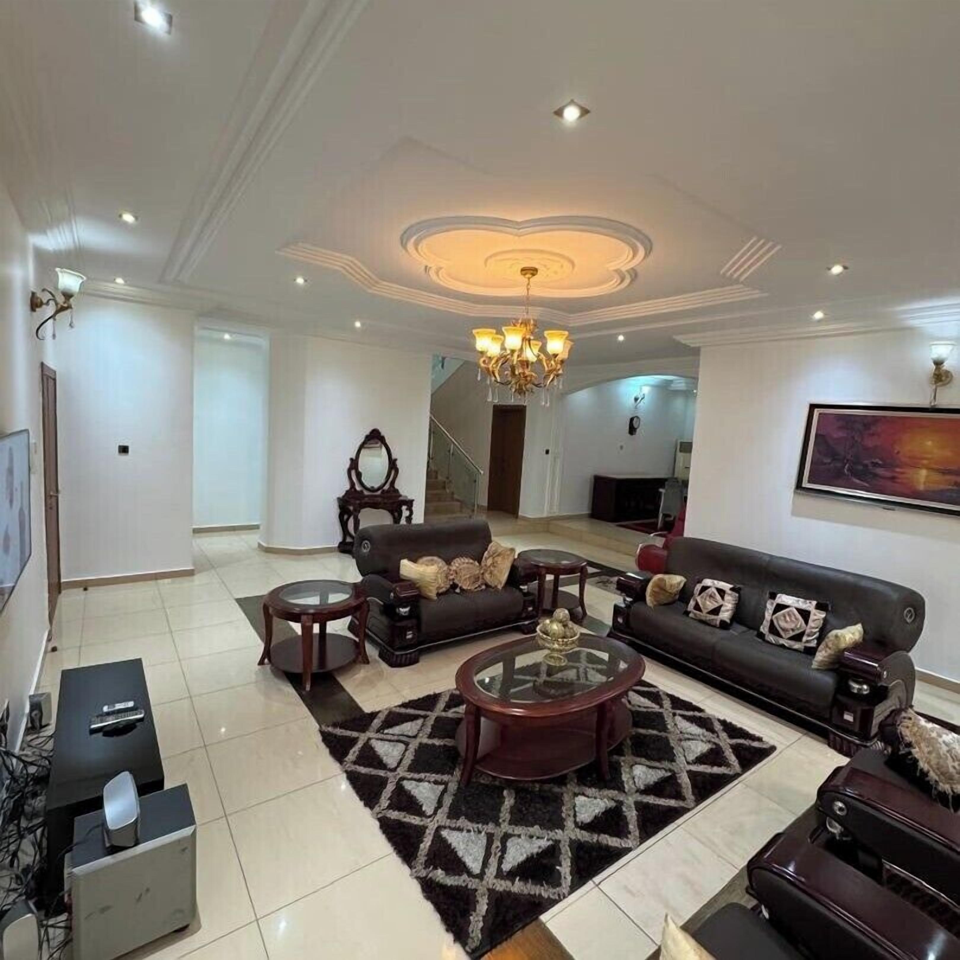 이코노미 아파트, 발코니, 시내 전망 | 거실 공간