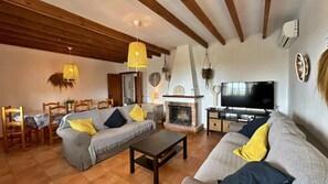 Villa | Vardagsrum | Eldstad