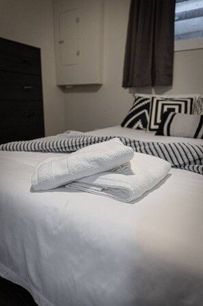 2 habitaciones, escritorio y tabla de planchar con plancha