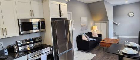 Réfrigérateur, four à micro-ondes, un four, surface de cuisson