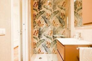 Douche, sĂšche-cheveux, bidet, serviettes fournies